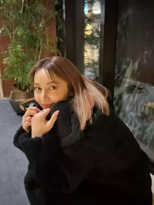 「スゲー!!見られて嬉しいー」矢田亜希子〝スリットで足組み〟ショット「ヤバいこれ、ほんまにアカンて」「足組みいいですね～♡」の声