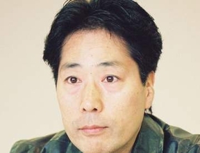「え！見違えた！」73歳になった稲垣潤一...激シブ白髪姿の近影に「生涯現役でがんばってくださいね」「珍しいメガネ姿」の声