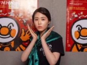 「雰囲気たまらん」「エモい…」22歳あんぱん女優〝ミニスカJK〟姿に「平成メイク似合ってる」