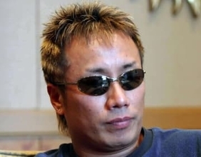 「剛さんだから穿けてる」69歳長渕剛〝出社コーデ〟に衝撃「すげ〜パンツ」「重役出勤ですな」「足細いなー羨ましい」