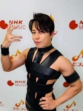 「ホトリミスーツがオレンジ色で…」西川貴教、あの大人気キャラと2ショットに反響続々「西川さんが細く見える」