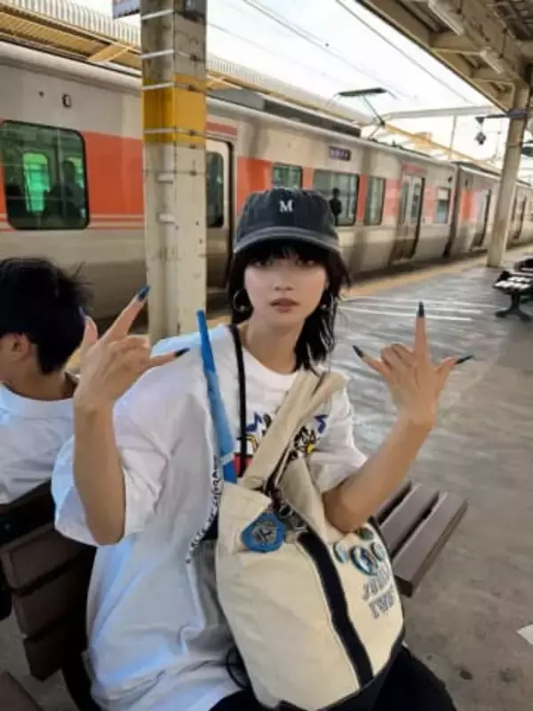 アマプラCM〝変身女〟で話題…30歳女優〝雰囲気ガラリ〟Jアウォーズ姿に「目ヂカラ強い！」「惚れました」「あのCMめちゃ見入っちゃう」