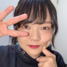 「何！ほんとにどゆこと!!」蛙亭イワクラが〝元カレ〟オズワルド伊藤の寝そべり姿投稿「素敵な関係性」「おじさんが寝そべってカメラ目線…」