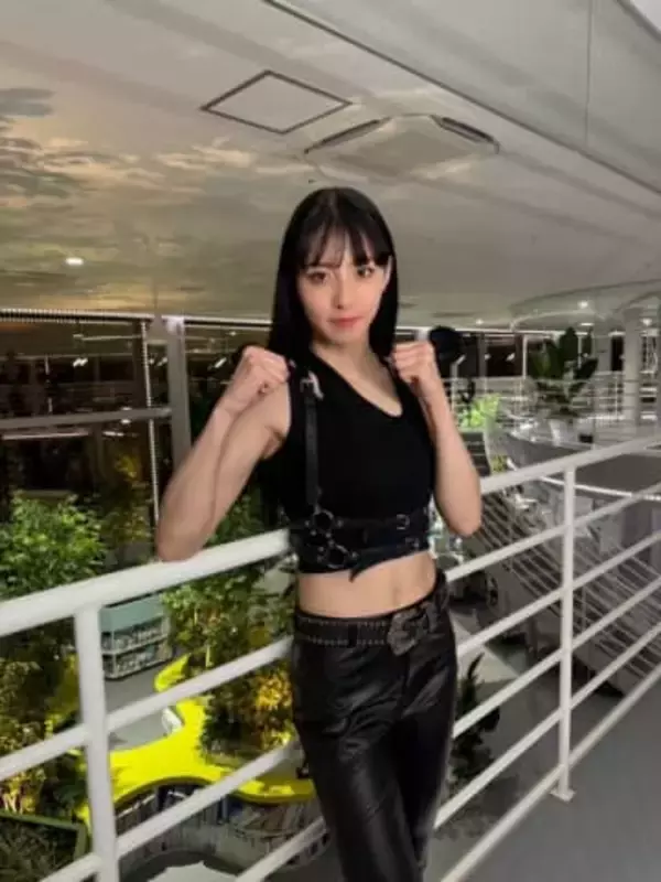 「勢いがよろしかった」29歳女優〝びっくり寝癖〟ショットに「ものごっつ綺麗な跳ねだ」「クロトー姉さん」