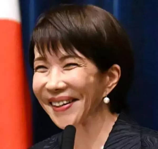 〝車窓からの早苗スマイル〟高市首相が手にする「500円せんべい」が話題沸騰！「また爆売れ必須な商品が」「日本を明るくする笑顔」ショップでは購入制限