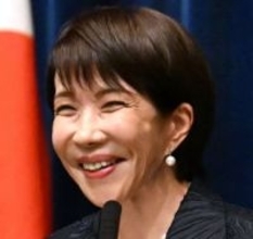 〝車窓からの早苗スマイル〟高市首相が手にする「500円せんべい」が話題沸騰！「また爆売れ必須な商品が」「日本を明るくする笑顔」ショップでは購入制限