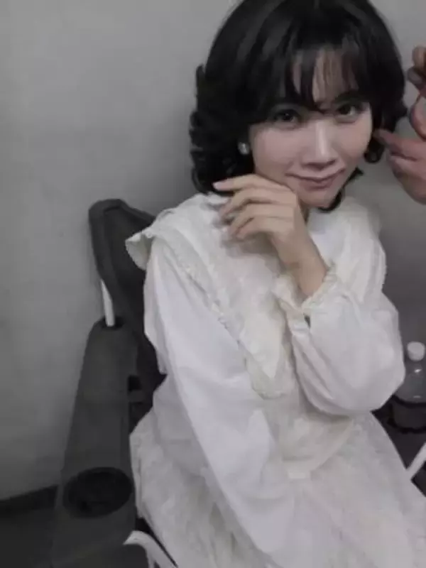 「アイ～ンだ！」松本穂香〝激レア〟ミニスカ姿も…伝説のギャグポーズ？にファン反応「このネタ覚えてる人は結構なお年かも」