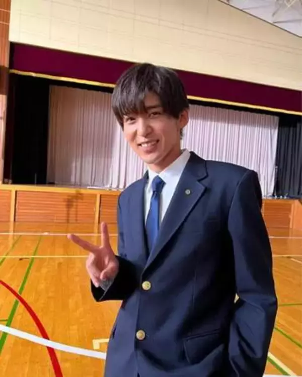 電車で再会!?難聴青年演じた目黒蓮、盟友プロデューサーと横並びの笑顔に「ちょこんと座ってる」「素敵な友情」「あえて優先席？」と反響続々