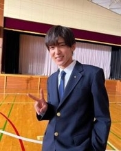 電車で再会!?難聴青年演じた目黒蓮、盟友プロデューサーと横並びの笑顔に「ちょこんと座ってる」「素敵な友情」「あえて優先席？」と反響続々