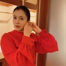 「この髪型1番いい！」雰囲気一変！〝前髪ぱっつん〟56歳坂井真紀の最新ショットに「こんな風に歳を重ねたい！」「グー！！」