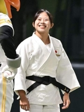 道着脱いだ柔道界の「48」　角田夏実の〝後継者候補〟アジア大会女王の近藤美月が始球式でワンバン投球【日本シリーズ】