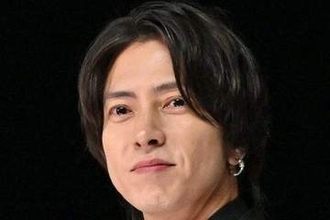「こんなズラし方しない」41歳・山下智久、公共交通機関でのサングラス姿に騒然「これは…イケてるの?」「山Pだとここまでやっても様になるのか」