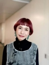 還暦を過ぎてからの恋人役で共演…久本雅美、年下俳優と〝ペアルック密着2ショット〟に反響「お似合い～」「マチャミさん綺麗♡」