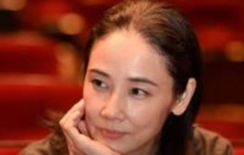 体中に電飾…吉田羊〝ピッカピカ誕生日〟ショットに「光り輝いている〜」「いよっ、今が一番イイ女」