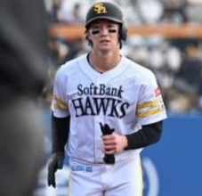 ソフトバンク柳町達、二塁正面当たりで安打マーク　一塁走者の正木智也が守備妨害でアウト