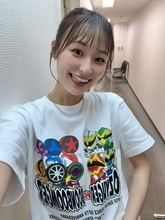 戦隊ヒロイン〝背中丸あき〟散歩コーデに反響の26歳・鈴木美羽「あんなに食べてるのに細い」「セクシーだけどヘルシー」