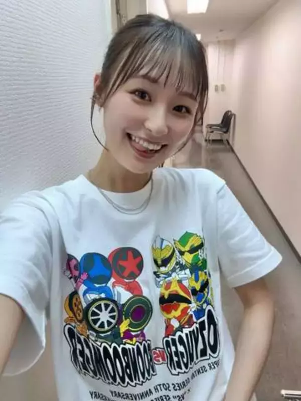 戦隊ヒロイン〝背中丸あき〟散歩コーデに反響の26歳・鈴木美羽「あんなに食べてるのに細い」「セクシーだけどヘルシー」