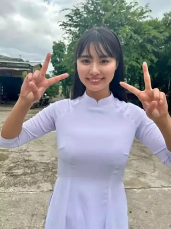 「レントゲンでここまで魅力的とか反則でしょ」グラドル豊島心桜〝上半身さらけ出し〟ショットに反響「思わず2度見しちゃいました」