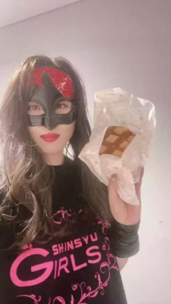 もうひとつの顔は市議…覆面女子レスラーLINDA〝人間スノボ〟愉しむ姿に「最高！笑」「下の人うらやましい」