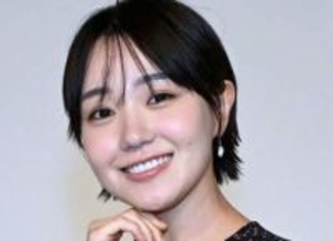 「いつもと違った表情」母校教室にたたずむ奈緒に反響「ここから役者人生が始まった」「どの位置の席」