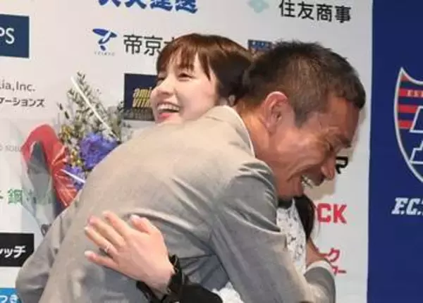日本代表の夫、女優の妹、そして伝説のあの人…平愛梨〝超豪華4ショット〟に「ちょこんと寄り添われて幸せいっぱい」の声