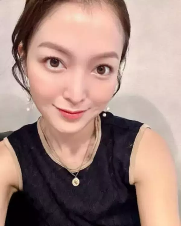 恋人が作った靴を履いて…元テレ東アナ〝久しぶりの里帰り〟姿に反響「花嫁さん以上の美しさだ」「肌もお洋服もすごい純白」