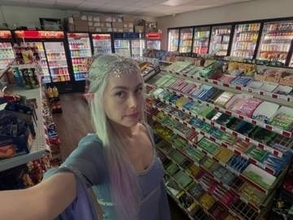 「わあ」「信じられない」丸見え透け透けドレスのフィービー・ブリジャーズに仰天「脇汗、マジでヤバい」「びっくり」の声
