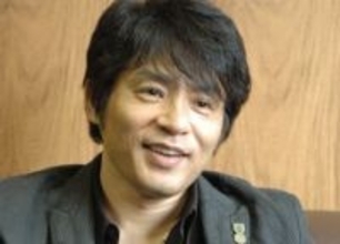 「驚きーッ!」「お父さんに似てますね」父は超有名シンガー、36歳女性歌手〝妖艶ドレスで高級車〟大胆ショットに反響「おおっ！」「すっかり魅力的な女性になって」