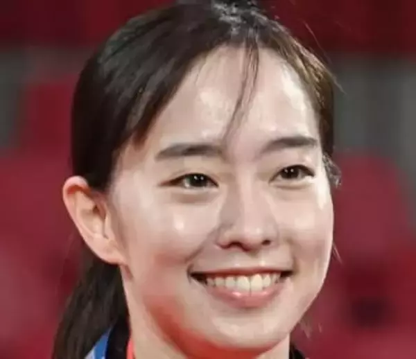 「見るたびに…」石川佳純さん〝白スーツ近影〟「本当に明るい笑顔」「楽しみにしてる」の声