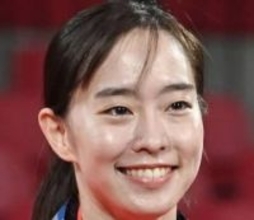 「見るたびに…」石川佳純さん〝白スーツ近影〟「本当に明るい笑顔」「楽しみにしてる」の声