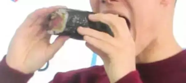 「日本人って創造力すごい」〝アナゴの恵方巻〟水族館の展示に海外からも反響続々「美味しそう？食べるの？」「ちょっと残酷」