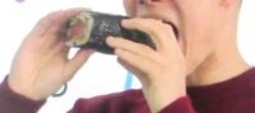 「日本人って創造力すごい」〝アナゴの恵方巻〟水族館の展示に海外からも反響続々「美味しそう？食べるの？」「ちょっと残酷」