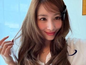 「衣装面積が小さすぎて」〝丸見せワンピ〟TWICEサナの大胆姿に反応様々「本当にこんな服を着たいのかな」「水着だと思えば」「普段の衣装と変わらない」