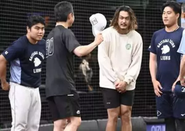 ソフトバンク小久保監督、オールスター出場の西武・髙橋光成らのあいさつに笑顔で握手