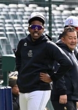 ソフトバンク、18歳の育成外国人が1軍〝デビュー〟も　2022年に15歳で契約　試合前練習に参加し、7日阪神戦のベンチ入り