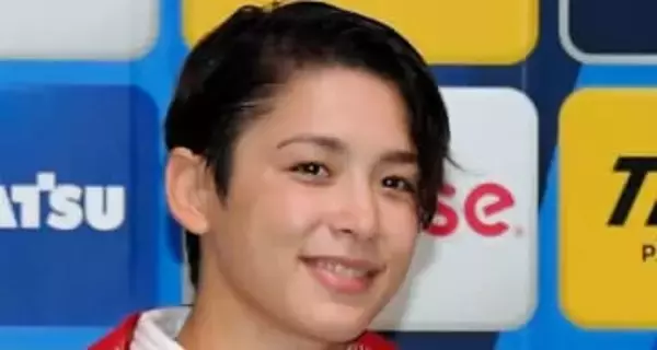 「これが自分だと信じられない」五輪金の出口クリスタ、自賛〝別人級〟ドレス姿に「ドレスの下は…」「素晴らしいゴージャス」