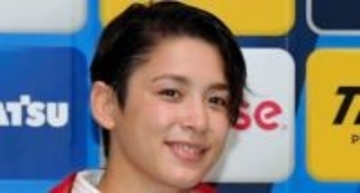 「これが自分だと信じられない」五輪金の出口クリスタ、自賛〝別人級〟ドレス姿に「ドレスの下は…」「素晴らしいゴージャス」