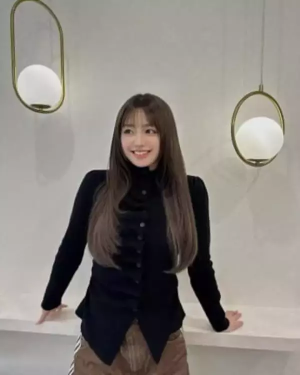 「香音ちゃんの脚線美は最強！」父はタレント、母は元アイドル…〝ミニスカ〟24歳女優に「くぎ付け」「激メロなんだけど…」の声