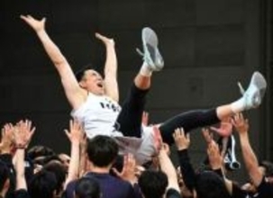 垣根を超えた胴上げでフィナーレ　ベルテックス静岡の加納誠也が古巣ライジングゼファー福岡戦で引退セレモニー【Bリーグ2部】