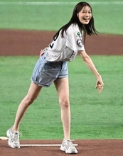 「100点かな」好きなお天気キャスターランキング1位の人気女優がソフトバンク―西武戦で始球式