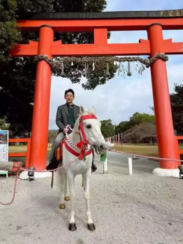 父は元首相、弟は防衛大臣、義妹はインテリアナ…〝雰囲気一変〟47歳小泉孝太郎の姿に驚きの声「こんな顔だったっけ!?」「初めて見た」