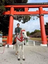 父は元首相、弟は防衛大臣、義妹はインテリアナ…〝雰囲気一変〟47歳小泉孝太郎の姿に驚きの声「こんな顔だったっけ!?」「初めて見た」