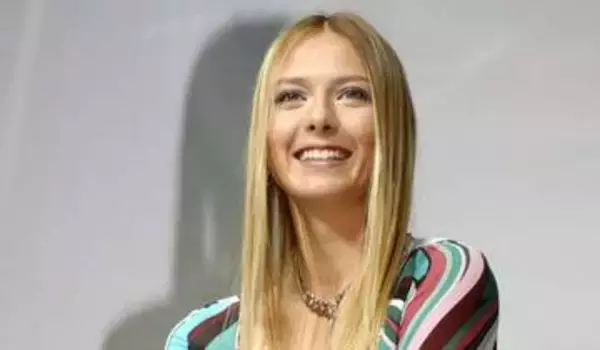 「立っているだけで絵になる」大胆ドレスの元テニス女王39歳マリア・シャラポワに反響