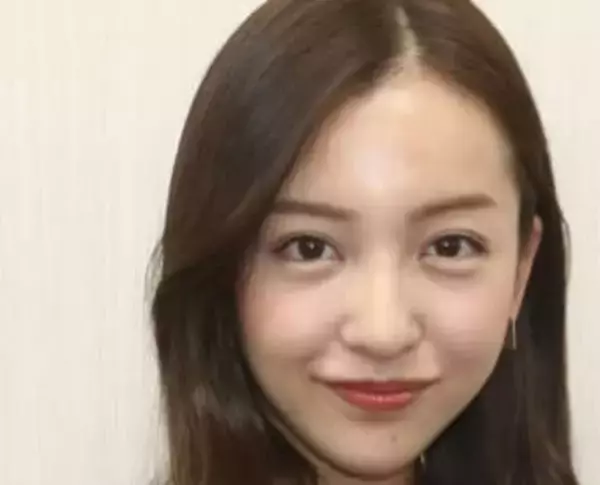 〝ダイエットで30キロ台に〟34歳タレントのミニスカ姿に反響「足細」「宇宙一美しいママ」