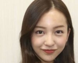 〝ダイエットで30キロ台に〟34歳タレントのミニスカ姿に反響「足細」「宇宙一美しいママ」