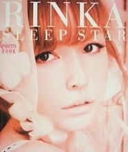 「この格好でどこ行くん」〝ぱっくり穴あき〟中まる見えショット…モデルの梨花に「まってなにこの服」「悲しい顔してる」の声