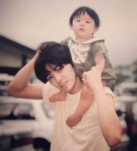 「奥様の顔出し珍しい」尾崎豊さん26歳で急逝から34年〝長男と命日参り〟姿に「息子さんパパの面影ある」「素敵な親子写真」反響続々