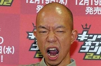 〝可愛すぎる〟50歳誕生日ショットのバイきんぐ小峠英二に「な！これは！舌かみうさぎ」「写真チョイス最高」