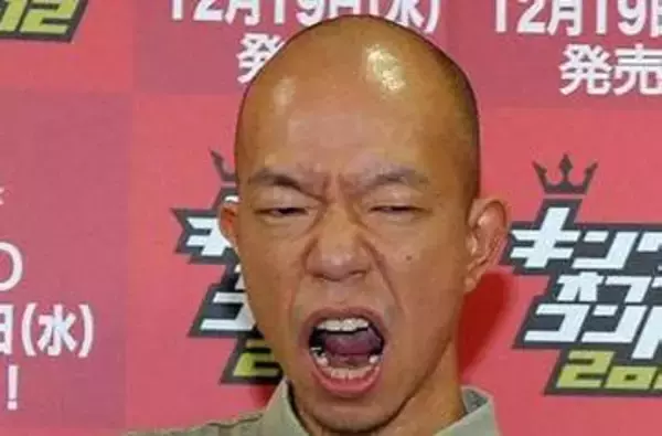 〝可愛すぎる〟50歳誕生日ショットのバイきんぐ小峠英二に「な！これは！舌かみうさぎ」「写真チョイス最高」