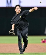 元ソフトバンクの鉄腕がセレモニアルピッチ　捕手役の教え子から「荒れると思った」も「能力見せないと」とお手本のストライク投球